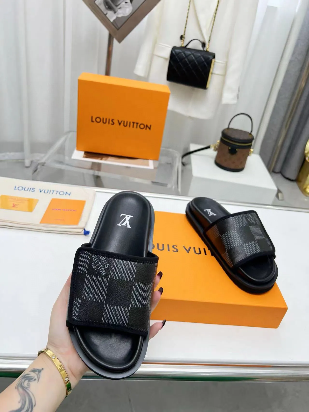Factory price: 280💰LV luxury trainer slippers, made of first-layer calfskin, light and comfortable. The upper straps feature monogram embossing. Brings a unique color splicing effect. The precise fit of the insole and fine-grained rubber outsole are inspired by lv trainer size: 38-45